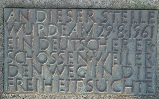Inschrift auf dem Gedenkstein für Roland Hoff in Berlin-Lichterfelde, Aufnahme 2004