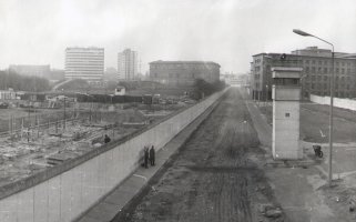 Gropius Bau und (DDR-) Haus der Ministerien (rechts, heute: Bundesfinanzministerium), Aufnahme 1980er Jahre