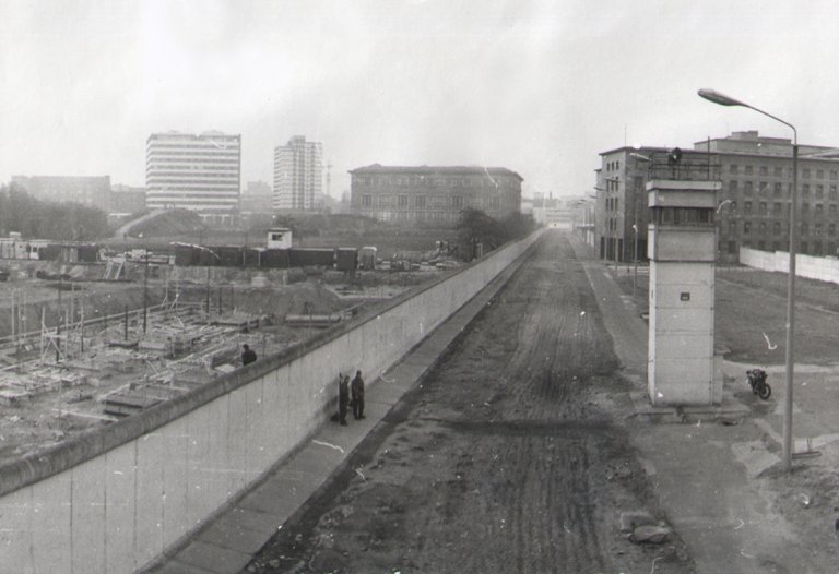 Gropius Bau und (DDR-) Haus der Ministerien (rechts, heute: Bundesfinanzministerium), Aufnahme 1980er Jahre
