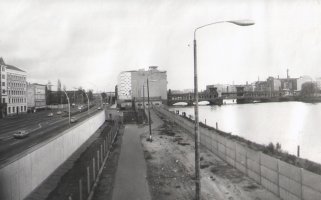 Westseite der „East Side Gallery“ mit Blick auf die Oberbaumbrücke, Aufnahme 1980er Jahre