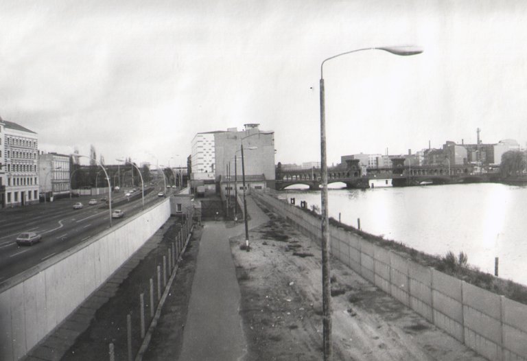Westseite der „East Side Gallery“ mit Blick auf die Oberbaumbrücke, Aufnahme 1980er Jahre