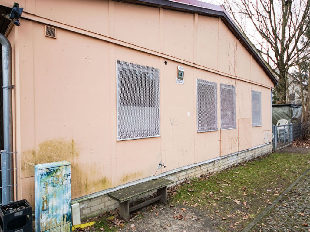 Streckmetallgitterzaunreste als Einbruchschutz im "Entenschnabel" zwischen Berlin-Hermsdorf und Glienicke Nordbahn; Aufnahme 2015