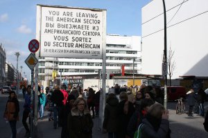 "Sie verlassen den amerikanischen Sektor" – nachgebautes Grenzschild am Checkpoint Charlie; Aufnahme 2016