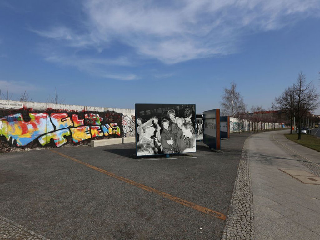Hinterlandsicherungsmauer mit Ausstellungsimpressionen am Grenzübergang Bornholmer Straße (1); Aufnahme 2015 Hinterlandsicherungsmauer mit Ausstellungsimpressionen am Grenzübergang Bornholmer Straße (1); Aufnahme 2015