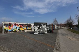 Hinterlandsicherungsmauer mit Ausstellungsimpressionen am Grenzübergang Bornholmer Straße (1); Aufnahme 2015