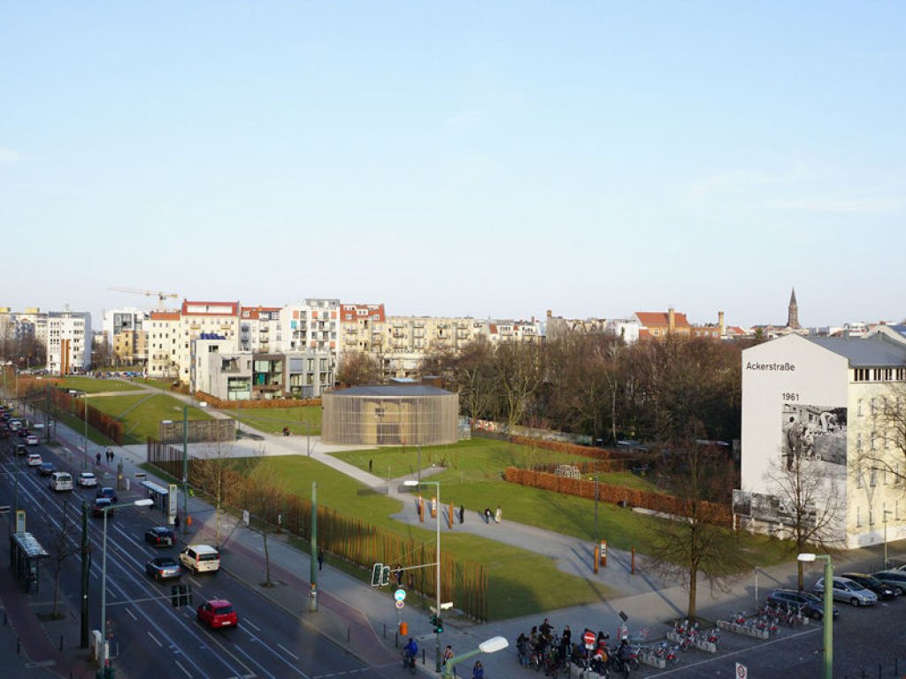 Blick vom Aussichtsturm der Gedenkstätte Berliner Mauer auf das Gedenkstättenareal und die Kapelle der Versöhnung im Todesstreifen an der Bernauer Straße; Aufnahme 2015