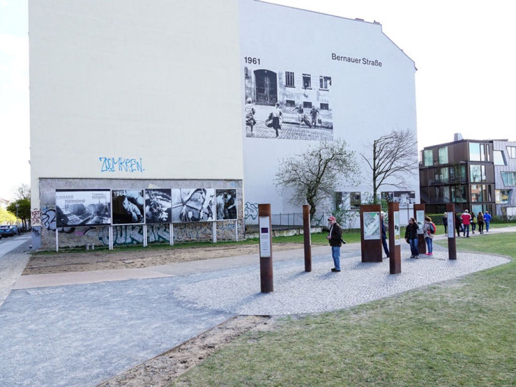 Kolonnenweg und Themenstation "Die Fluchtbewegung" auf dem Gedenkstättenareal an der Bernauer/Ecke Strelitzer Straße; Aufnahme 2015