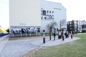 Kolonnenweg und Themenstation "Die Fluchtbewegung" auf dem Gedenkstättenareal an der Bernauer/Ecke Strelitzer Straße; Aufnahme 2015