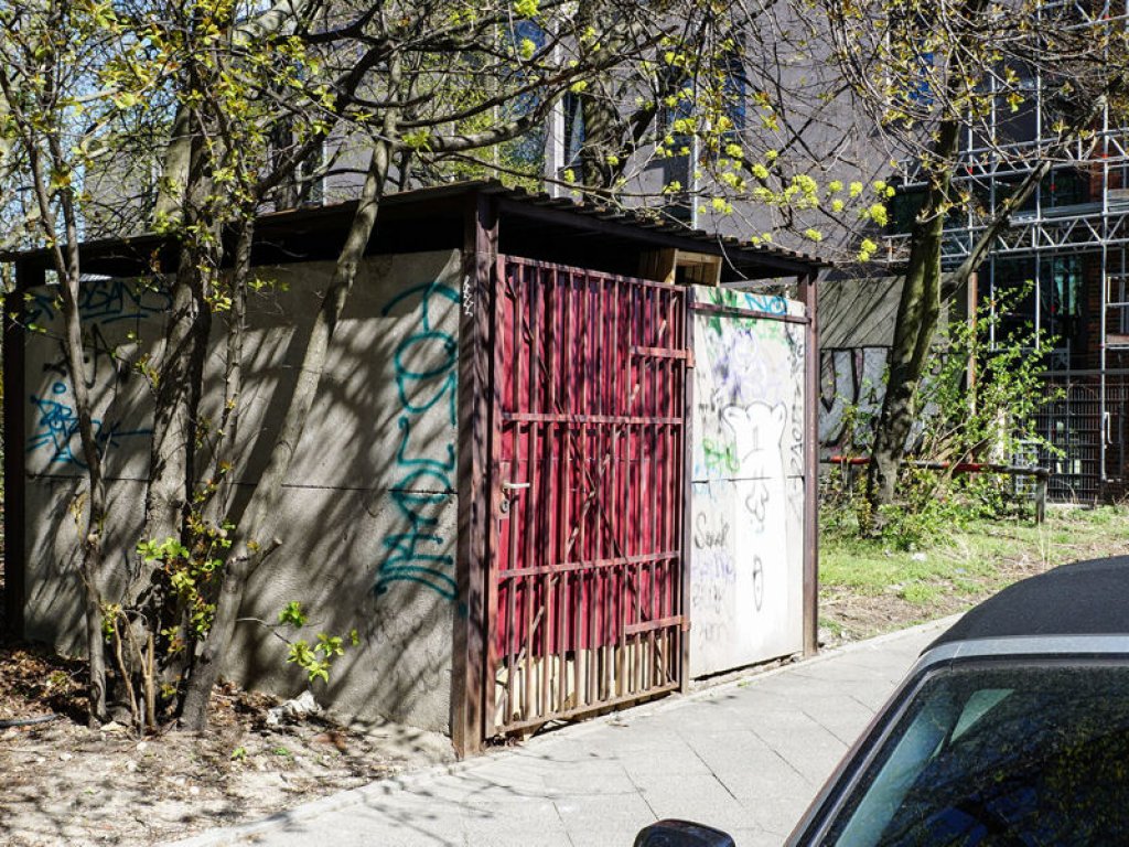 Schuppen aus Betonplatten und Pfosten der Hinterlandmauer sowie rot-weiße Sperrgebiertsmarkierung vor der Hinterlandsicherungsmauer an der Schwartzkopff-/Ecke Caroline-Michaelis-Straße; Aufnahme 2015 Schuppen aus Betonplatten und Pfosten der Hinterlandmauer sowie rot-weiße Sperrgebiertsmarkierung vor der Hinterlandsicherungsmauer an der Schwartzkopff-/Ecke Caroline-Michaelis-Straße; Aufnahme 2015