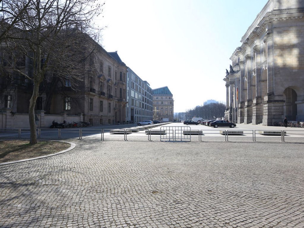 Todesstreifen zwischen dem ehemaligen Reichstagspräsidenten-Palais und dem Reichstagsgebäude; Aufnahme 2015
