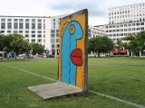 Markierung des Verlaufs der Hinterlandmauer am Potsdamer Platz mit einem von Thierry Noir bemalten Mauersegment; Aufnahme 2015, 2016
