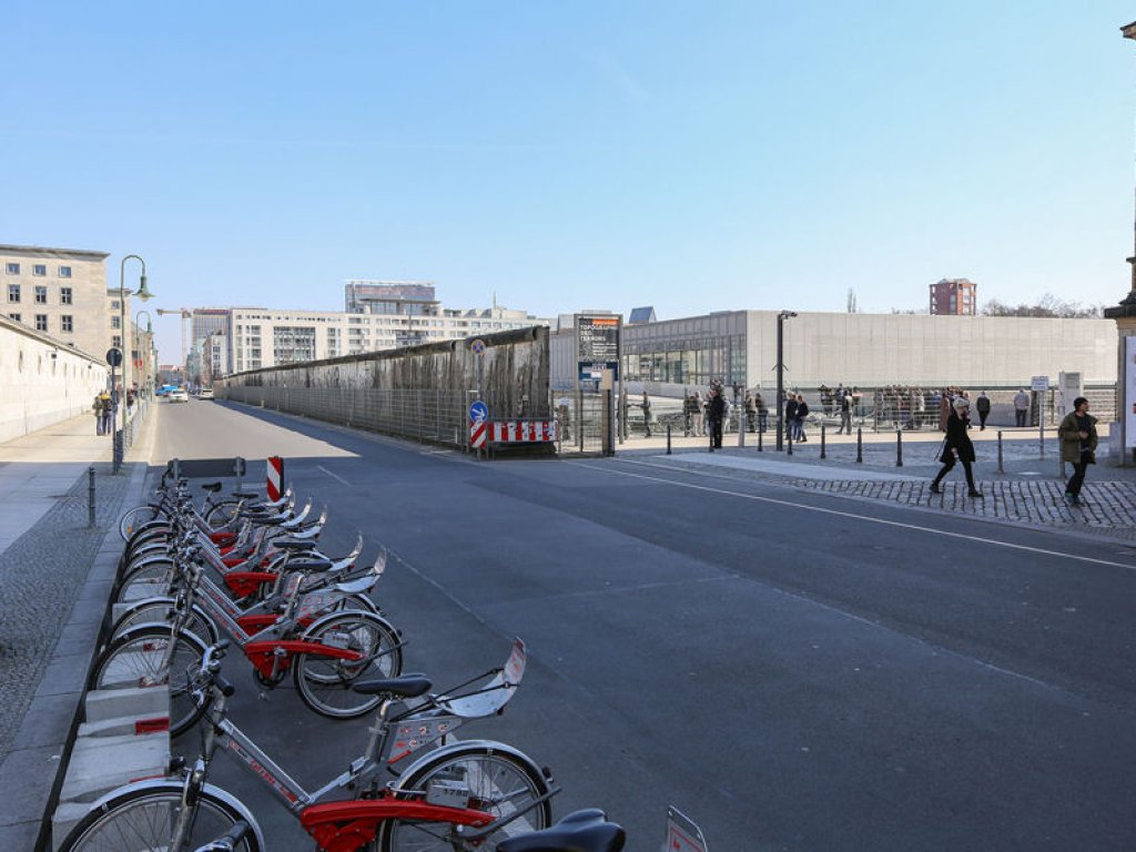 Mauer der 4. Generation ("Grenzmauer 75") in der Niederkirchner Str. mit Blickrichtung zum Checkpoint Charlie; Aufnahme 2015 Mauer der 4. Generation ("Grenzmauer 75") in der Niederkirchner Str. mit Blickrichtung zum Checkpoint Charlie; Aufnahme 2015