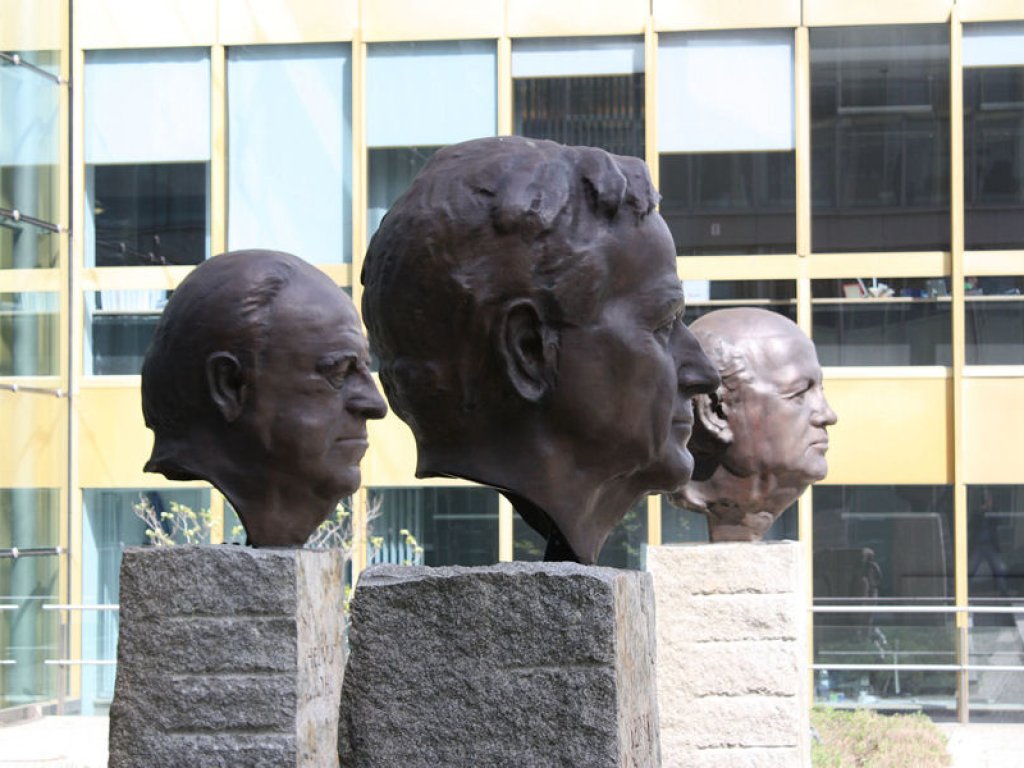 Helmut Kohl, George Bush, Michail Gorbatschow: Das Denkmal "Väter der Einheit" des französischen Bildhauers Serge Mangin steht vor dem Axel-Springer-Gebäude in der Rudi-Dutschke-Straße; Aufnahme 2016