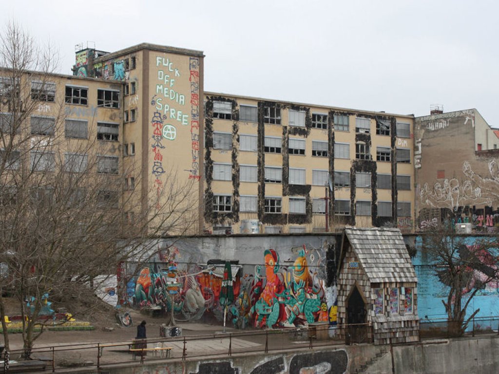Blick von der Schillingbrücke auf den Yaam Club (zuvor: Maria) (2); Aufnahme 2016