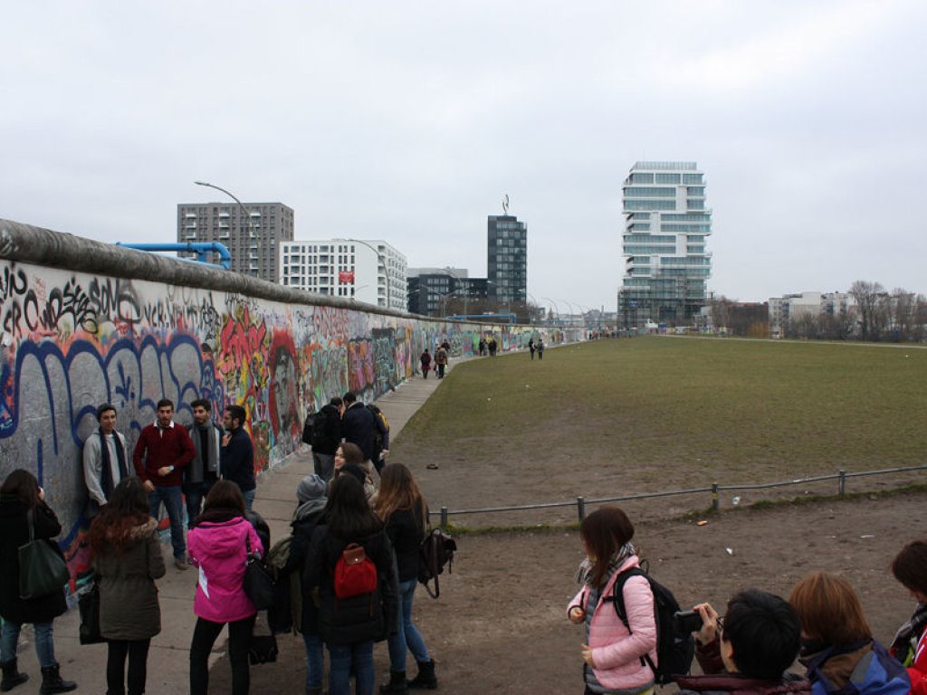 Hinterlandsicherungsmauer ("East Side Gallery") und Todesstreifen in der Mühlenstraße; Aufnahme 2016
