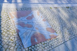 Boden-Gedenkplatte zur Erinnerung an die Maueröffnung am 9.11.1989 zwischen Berlin-Treptow und –Neukölln am ehemaligen Grenzübergang Sonnenallee; Aufnahme 2015