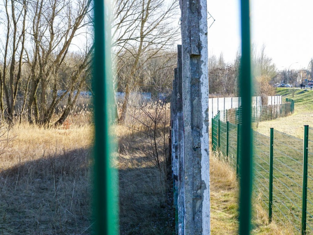 Hinterlandmauer der DDR-Grenzanlagen zwischen Rudower Straße und Glashütter Weg (unweit der Rudower Höhe) (1); Aufnahme 2015