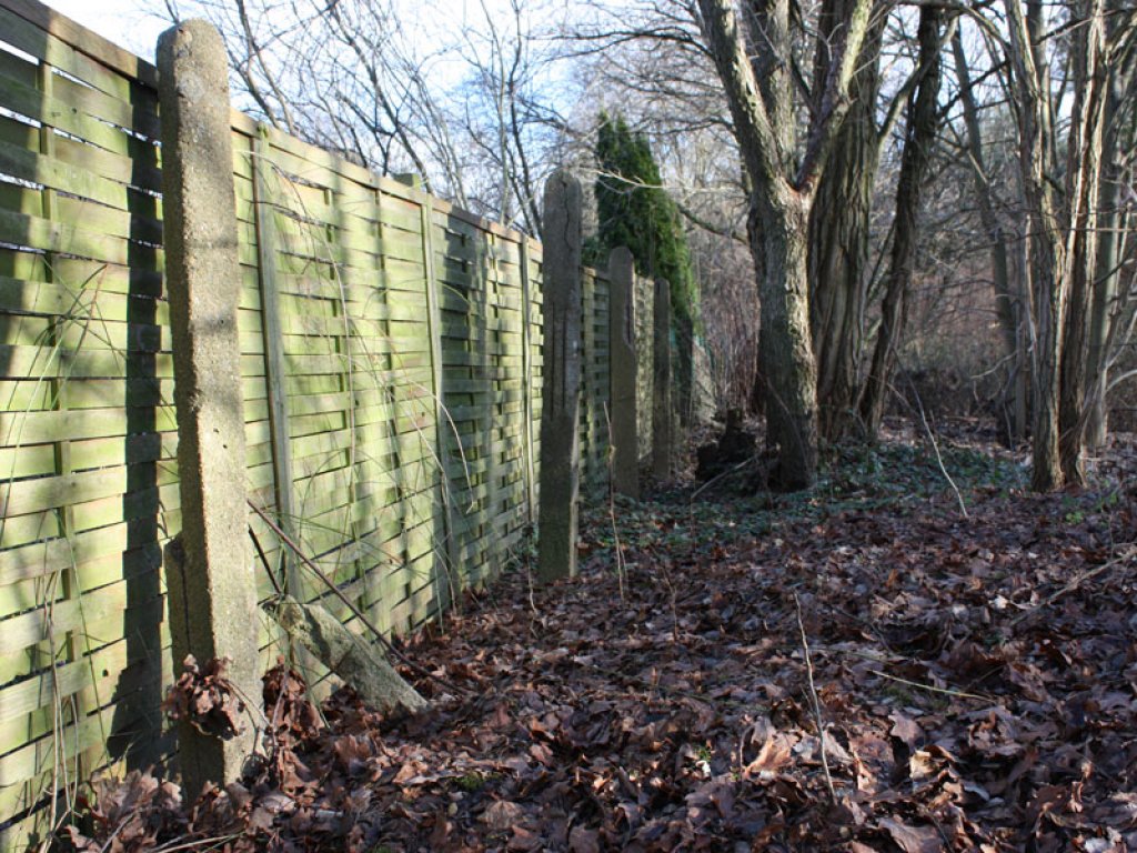 Pfostenreihe eines Sperrzaunes zur Hinterlandsicherung zwischen Mahlow-Waldblick und Berlin-Lichtenrade; Aufnahme 2015