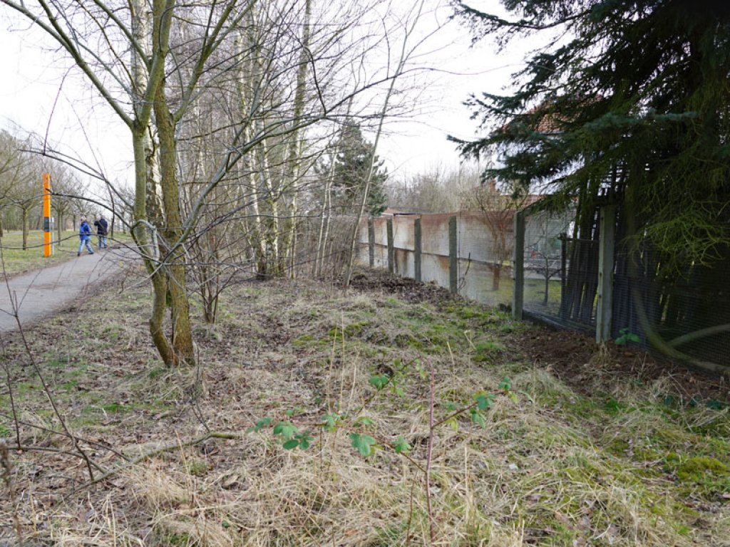 Streckmetallgitterfelder als Gartenzaun im ehemaligen Grenzgebiet zwischen Teltow-Seehof und Berlin-Lichterfelde; Aufnahme 2015