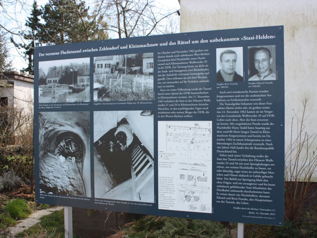 Info-Tafel in der Neuruppiner Straße über einen im Herbst 1962 gegrabenen und an die Stasi verratenen Fluchttunnel zwischen Berlin-Zehlendorf und Kleinmachnow; Aufnahme 2015