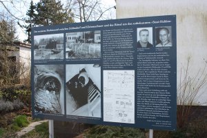 Info-Tafel in der Neuruppiner Straße über einen im Herbst 1962 gegrabenen und an die Stasi verratenen Fluchttunnel zwischen Berlin-Zehlendorf und Kleinmachnow; Aufnahme 2015
