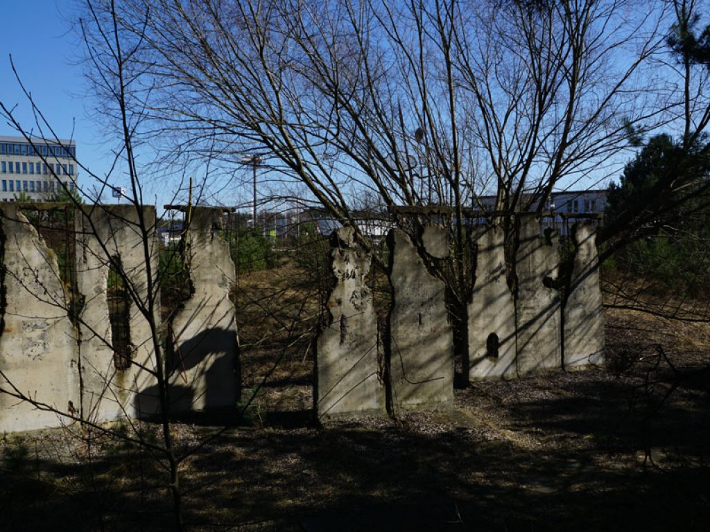 Mauerdenkmal auf dem Gelände der ehemaligen Grenzübergangsstelle Drewitz, heute Europarc Dreilinden (1); Aufnahme 2015