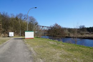 Gelände des DDR-Wasser-Grenzübergangs Dreilinden am Teltowkanal mit Blick auf die stillgelegte Friedhofsbahnbrücke; Aufnahme 2015