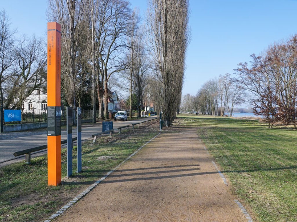Gedenkstelen für Horst Plischke, im November 1962 bei einem Fluchtversuch ertrunken, und für Herbert Mende, im März 1968 an den Spätfolgen von Schussverletzungen verstorben, Aufnahme 2015  Gedenkstelen für Horst Plischke, im November 1962 bei einem Fluchtversuch ertrunken, und für Herbert Mende, im März 1968 an den Spätfolgen von Schussverletzungen verstorben, im Todesstreifen der DDR-Grenzanlagen an der Schwanenallee in Potsdam, nahe der Glienicker Brücke; Aufnahme 2015