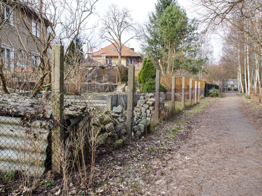 Kolonnenweg und Betonpfostenreihe eines Sicherungszaunes der DDR-Grenzanlagen am Glienicker See (2); Aufnahme 2015  Kolonnenweg und Betonpfostenreihe eines Sicherungszaunes der DDR-Grenzanlagen am Glienicker See (2); Aufnahme 2015