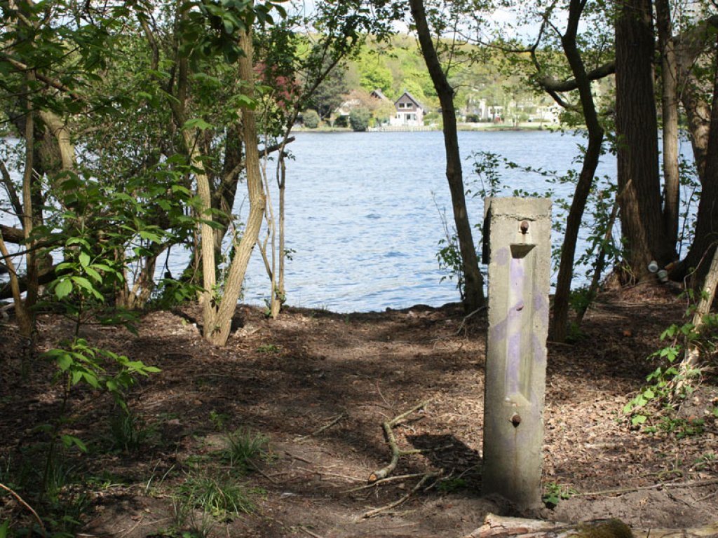 Trägerpfahl einer Nachrichtenverteilersprechstelle bzw. einer Sprechstelle der DDR-Grenztruppen bei Nieder Neuendorf; Aufnahme 2015