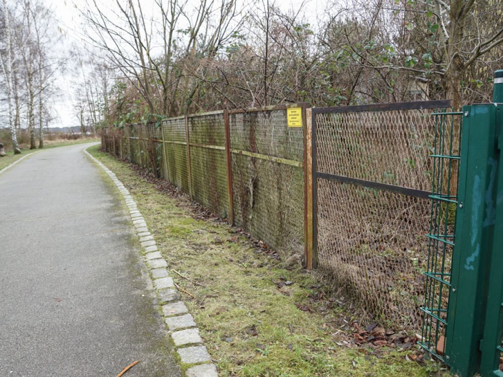 Streckmetallgitterfelder der DDR-Grenzanlagen als Grundstücksumzäunung bei Nieder Neuendorf (2); Aufnahme 2015