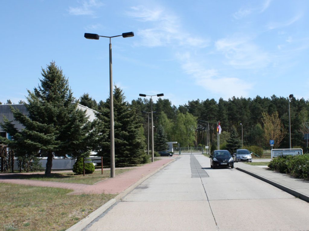 Bogenlampen auf dem Kontrollterritorium des DDR-Grenzübergangs Stolpe; Aufnahme 2015