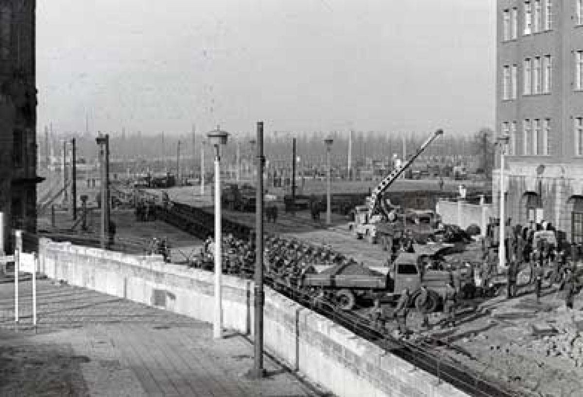 Verst&auml;rkung der Sperranlagen am Potsdamer Platz: Panzersperren aus zusammengeschwei&szlig;ten T-Tr&auml;gern und Stra&szlig;enbahnschienen,  20. November 1961