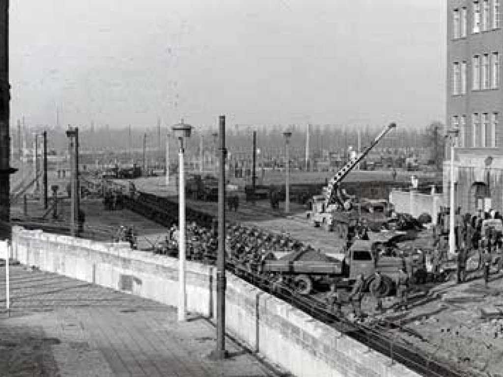 Verstärkung der Sperranlagen am Potsdamer Platz: Panzersperren aus zusammengeschweißten T-Trägern und Straßenbahnschienen,  20. November 1961