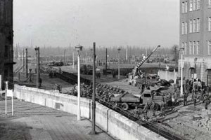 Verst&auml;rkung der Sperranlagen am Potsdamer Platz: Panzersperren aus zusammengeschwei&szlig;ten T-Tr&auml;gern und Stra&szlig;enbahnschienen,  20. November 1961
