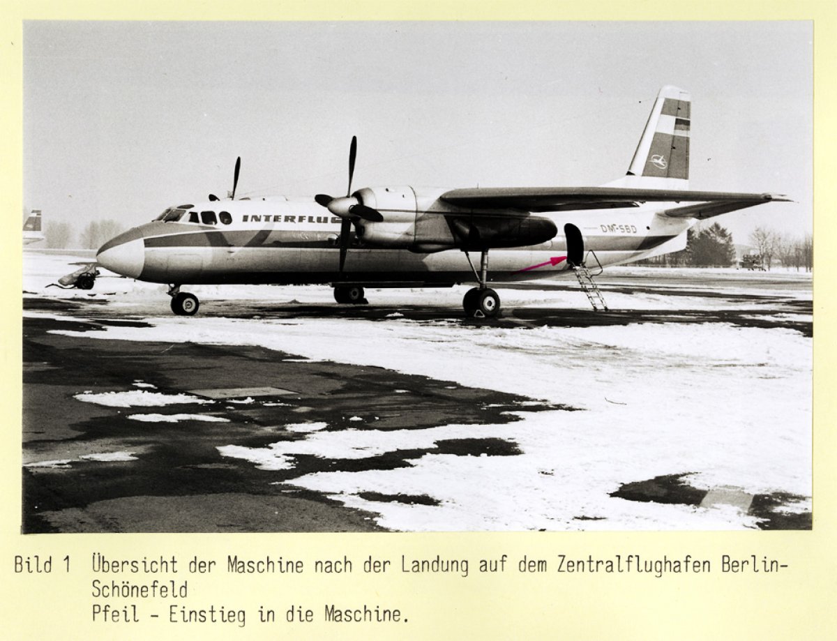 Christel und Eckhard Wehage, Selbstmord nach gescheitertem Fluchtversuch am Flughafen Berlin-Schönefeld: Tatortfoto des MfS von dem Flugzeug nach der Landung in Berlin-Schönefeld, 10. März 1970 Christel und Eckhard Wehage, Selbstmord nach gescheitertem Fluchtversuch am Flughafen Berlin-Schönefeld: Tatortfoto des MfS von dem Flugzeug nach der Landung in Berlin-Schönefeld, 10. März 1970