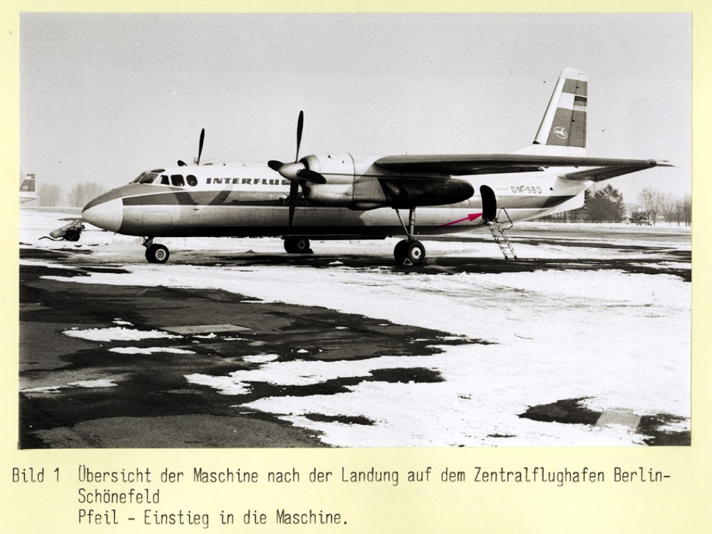 Christel und Eckhard Wehage, Selbstmord nach gescheitertem Fluchtversuch am Flughafen Berlin-Schönefeld: Tatortfoto des MfS von dem Flugzeug nach der Landung in Berlin-Schönefeld, 10. März 1970
