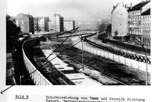 Johannes Lange, erschossen an der Berliner Mauer: Tatortfoto der West-Berliner Polizei mit eingezeichneten Schusseinwirkungen in Richtung Berlin-Kreuzberg, 9. April 1969