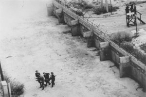 Peter Fechter, erschossen an der Berliner Mauer: Bergung des Sterbenden durch DDR-Grenzposten in der Zimmerstraße nahe dem Grenzübergang Checkpoint Charlie (IV), 17. August 1962