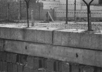 Reinhold Huhn, erschossen an der Berliner Mauer: Aufnahme der West-Berliner Polizei vom Getöteten, im Grenzstreifen liegend, 18. Juni 1962
