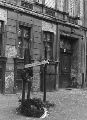 Memorial to Olga Segler, Bernauer Strasse 34, photographed 5 June 1962