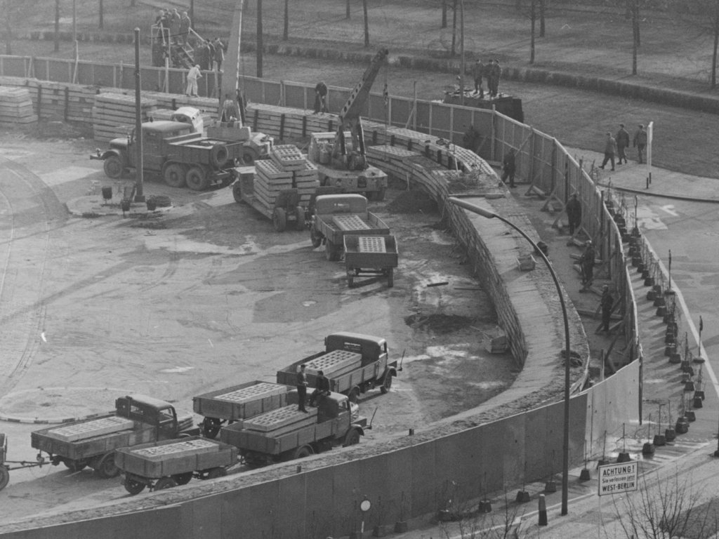 Reinforcement of the border barriers at the Brandenburg Gate: border police watch over the construction work – and guard the workers, 20 November 1961