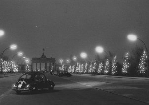 "Light at the wall" action - Christmas 1961 at the Brandenburg Gate