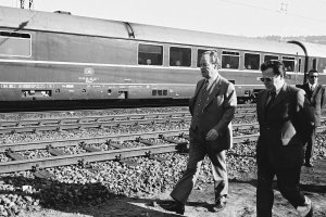 The spy at his side: Willy Brandt and Günter Guillaume during a fact-finding tour in Lower Saxony, 8 April 1974