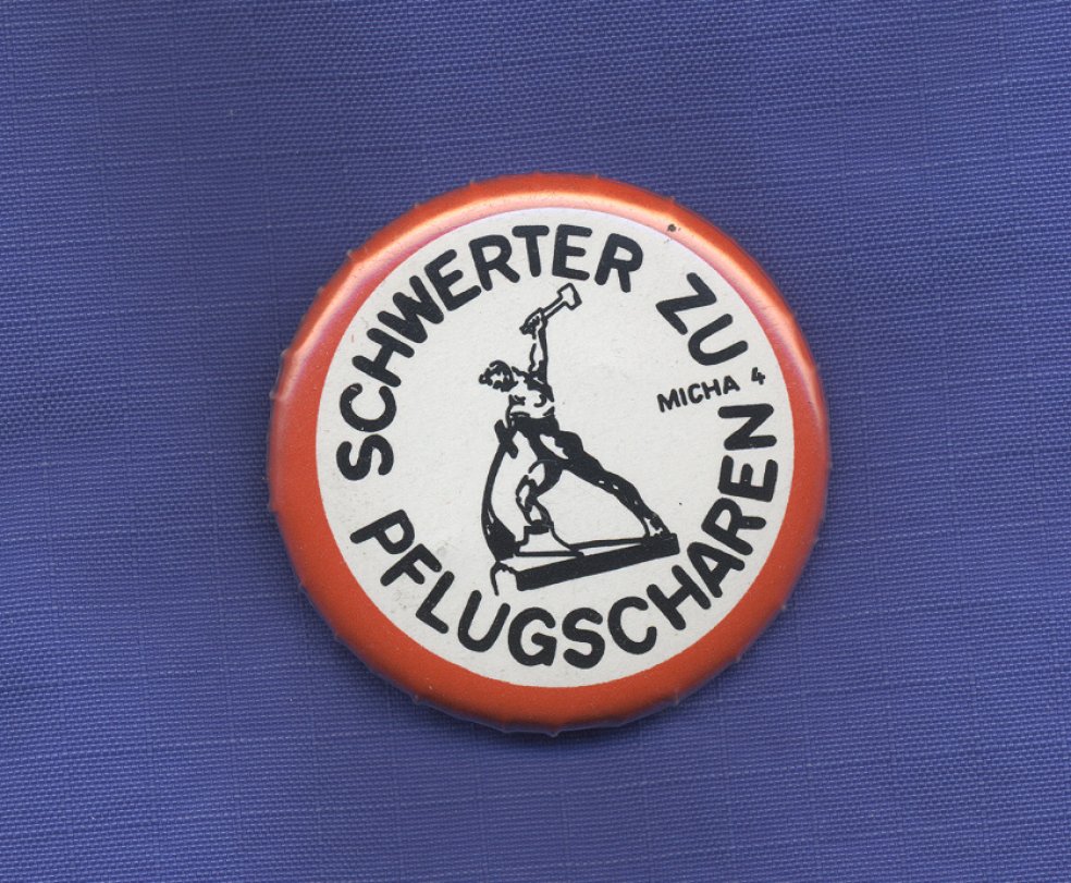 Badge of the GDR peace movement ("Swords into ploughshares")
