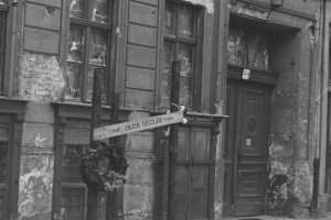 Olga Segler, injured at the Berlin Wall and died later from consequences of her fall: Memorial in front of her building at Bernauer Strasse 34 (photo: June 5, 1962)