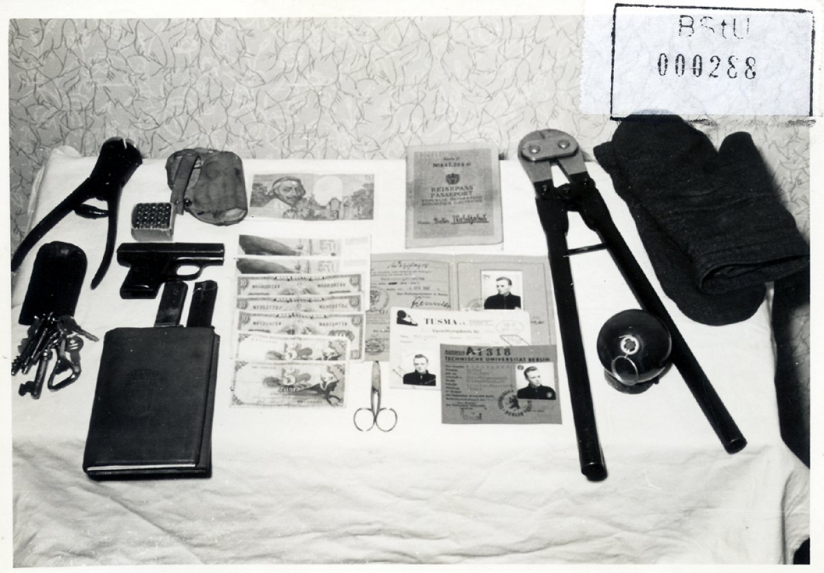 Dieter Wohlfahrt, shot dead at the Berlin Wall: MfS photo of objects allegedly found on Dieter Wohlfahrt [Dec. 9, 1961]