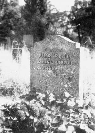 Dorit Schmiel, shot dead at the Berlin Wall: Gravestone (photo: ca. 1961)