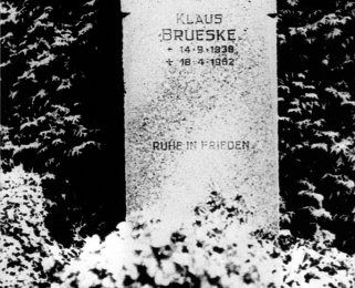 Klaus Brueske, shot dead at the Berlin Wall: MfS photo of the grave at the municipal cemetery in Lübars (photo: ca. 1975)