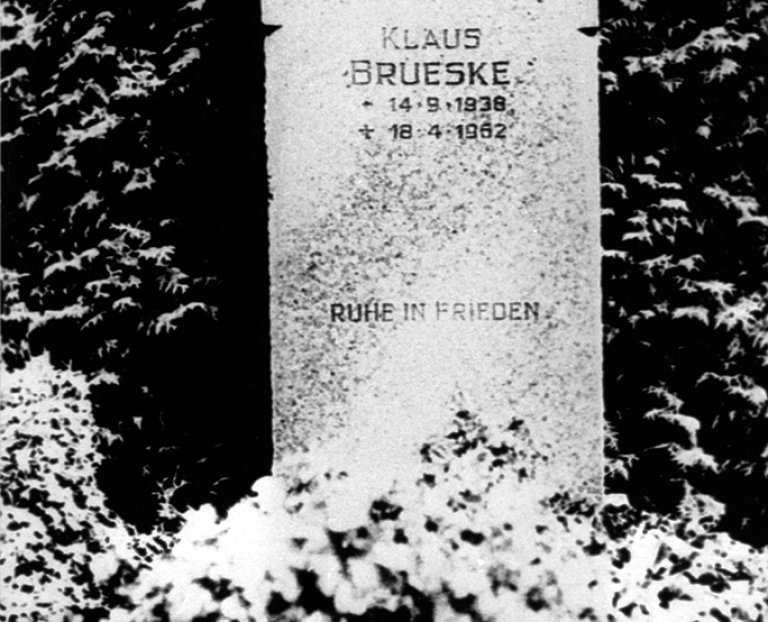 Klaus Brueske, shot dead at the Berlin Wall: MfS photo of the grave at the municipal cemetery in Lübars (photo: ca. 1975) Klaus Brueske, shot dead at the Berlin Wall: MfS photo of the grave at the municipal cemetery in Lübars (photo: ca. 1975)
